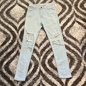LOW-RISE RIPPED LIGHT WASH MOM JEANS